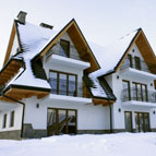 Apartamentowiec Janówka w czasie zimy