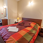 Sypialnia w apartamencie dwupokojowym