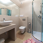 Łazienka w apartamencie 3-osobowym Łazienka w apartamencie 3-osobowym