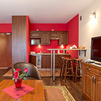 Salon z aneksem kuchennym w apartamencie dwupokojowym Salon z aneksem kuchennym w apartamencie dwupokojowym